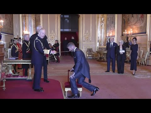 Видео: Встаньте, сэр Дэвид: Дэвид Бекхэм удостоен чести стать рыцарем в Виндзорском замке