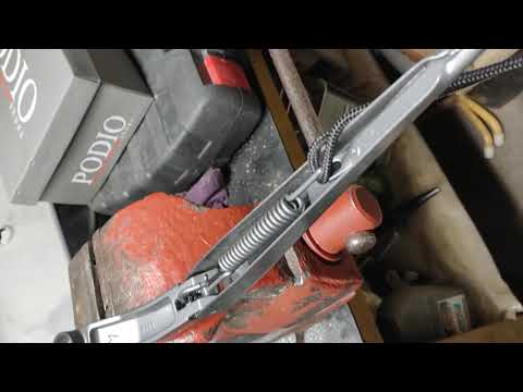 Видео: Снятие и установка пружины поводка дворника HOW TO?