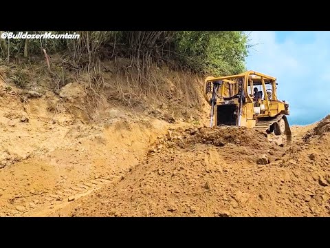 Видео: Какой из них лучше, Caterpillar D6R XL или Komatsu D68ess при строительстве горных дорог