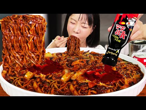 Видео: Суперразмерная лапша с черной фасолью (Jjajangmyeon) с острым соусом Samyang Buldak MukbangㅣЕда-шоу