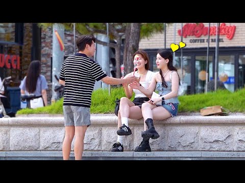 Видео: 100% способ познакомиться с красивой девушкой в ​​Корее.. ♥ Поиграй с розами