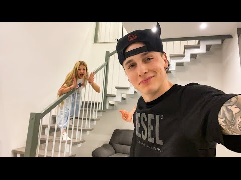 Видео: РУМ ТУР ПО НАШЕЙ ОГРОМНОЙ ДВУХУРОВНЕВОЙ КВАРТИРЕ!