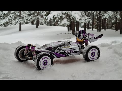 Видео: Бюджетная быстрая багги Wltoys 124019 ... Зимний тест-драйв
