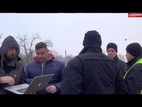 Видео: Полицейский: -"что ты снимаешь там, чертило?"