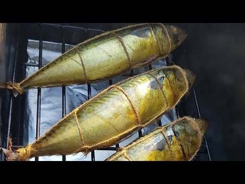 Видео: Копченая скумбрия. Скумбрия горячего копчения в самодельной коптильне.И МЯСО И РЫБА