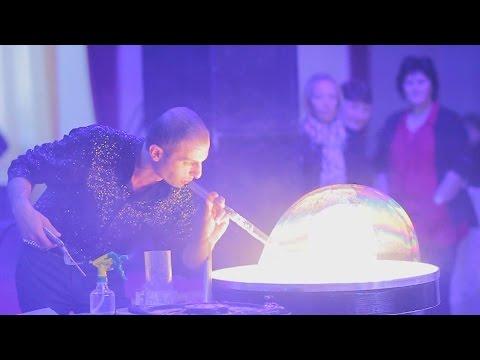 Видео: Роберт Армани - Шоу мыльных пузырей