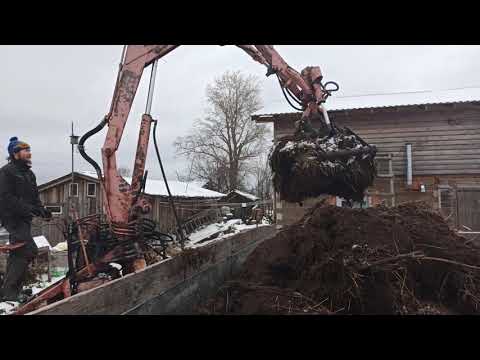 Видео: Грейферный погрузчик прицепной в работе. Пэф-1бм. Вилы. Грузит навоз