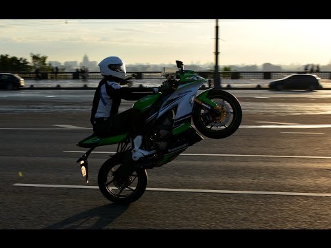 Видео: Kawasaki ZX6R 636 2014 чумовой выхлоп Two Brothers Black Series Slip On Exhaust Carbon Fiber