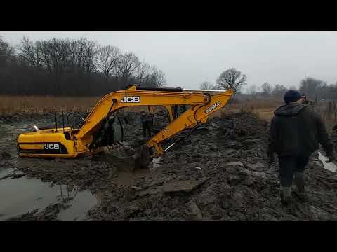 Видео: эвакуация утопленного эксковатора на эмоциях.