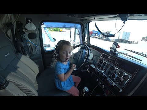 Видео: За рулем грузовика в 3 ГОДА! Везем Экскаватор