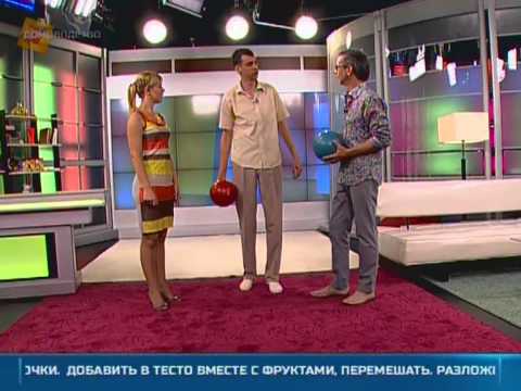 Видео: Учимся играть в боулинг
