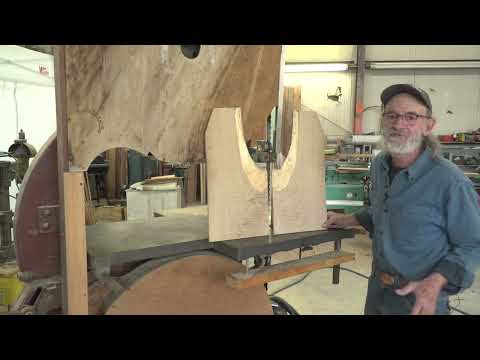 Видео: Сборка лодки с V-образным днищем: Эпизод 28 — Поднятие коленей и грунтовка корпуса