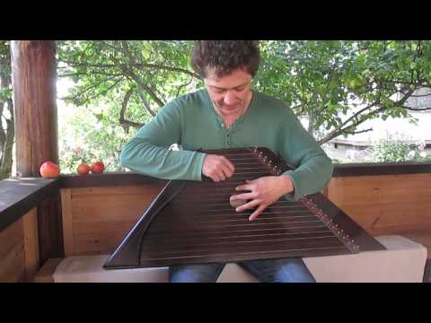Видео: уроки игры на шлемовидных гуслях.Максим Гавриленко.урок 2