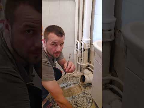 Видео: Как Снять  и установить унитаз в хрущевке.