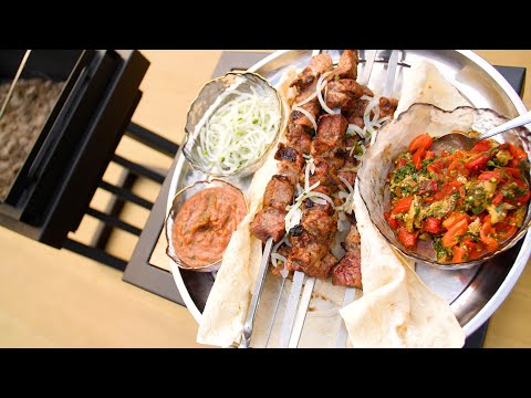 Видео: Шашлык из свинины, мангал салат и пикантный соус. Вкусный осенний обед.