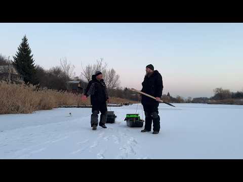 Видео: 🐠🐟 ВЫШЛИ ПЕРВЫЕ НА ЛЕД ОЗЕРА / РЫБАЛКА на ДАЧЕ на ЖЕРЛИЦЫ 🐠🐟