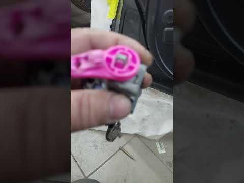 Видео: Как снять ручку и личинку передней двери на Ниссан Кашкай