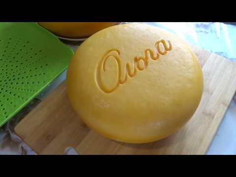 Видео: Моем полы МОЛОКОМ. Варю сыр Маасдам. Пасу коз. Посылка. Вскрываем сыр. Ослик Моисей