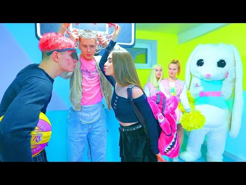 Видео: Бляскавото МОМЧЕ Е В БЕДА 💖 Да се ​​осмелите Даяна да се застъпи за ученик?