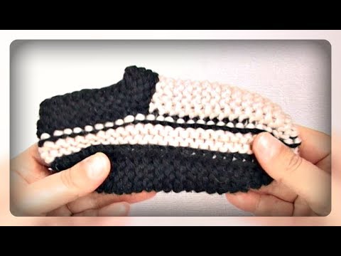 Видео: Как связать простые детские следки на двух спицах