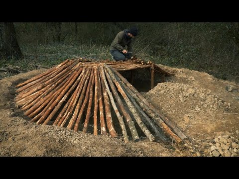 Видео: Создание полного и комфортного укрытия для выживания | Деревянная конструкция