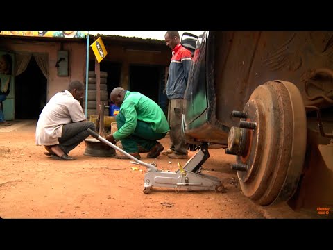 Видео: Грузовики и люди – Камерун/Бразилия: грязные дороги