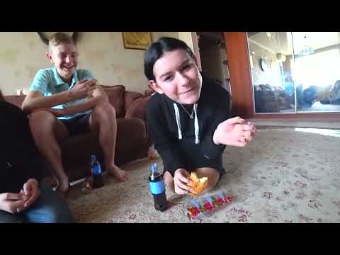 Видео: ДЕВОЧКИ КЛЕЮТ ДИМУ! И ПРИДУМАЛИ ДЛЯ ЭТОГО ИГРУ!