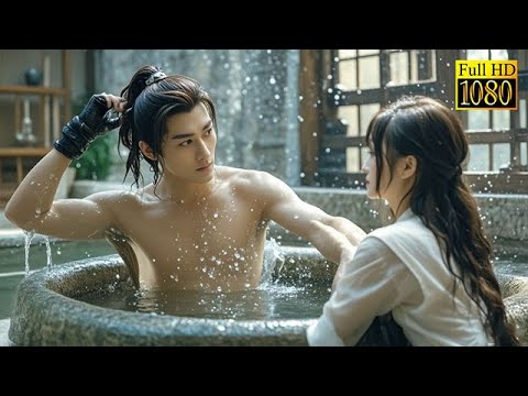 Видео: Девушка отправилась в древность и столкнулась с красивым парнем, принимающим ванну.