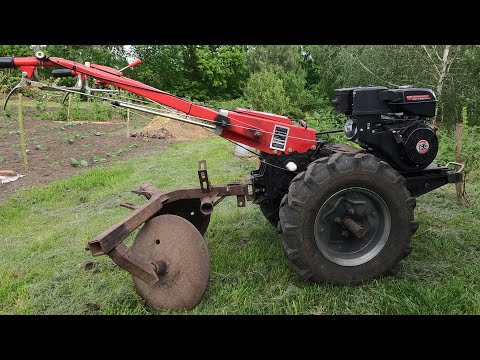 Видео: Підгортаємо "гібридом" картоплю. "Гібридний" мотоблок в роботі.