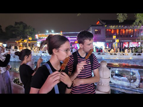 Видео: Вечер на барной улице в Пекине. Гуляем, смотрим, едим. Жизнь в Китае 354
