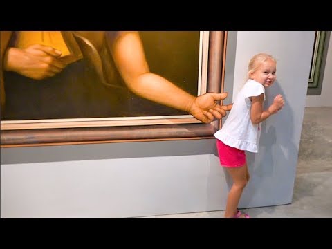 Видео: Алиса играет в НЕОБЫЧНОЙ КОМНАТЕ ИЛЛЮЗИЙ ! Alice is playing in the UNUSUAL ROOM OF ILLUSIONS!