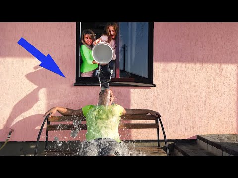 Видео: Толик НАРВАЛСЯ на НЕПРИЯТНОСТИ. ОБЛИЛИ ЕГО из ВЕДРА. КРЭЙЗИ ШОУ