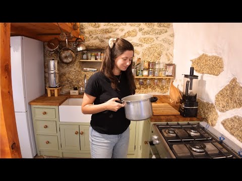 Видео: Автономная духовка в уютном домике поможет пережить зиму