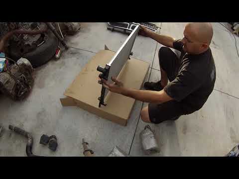 Видео: Замена радиатора Dodge Journey 2012 года