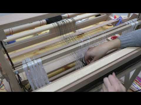 Видео: Шаг 5. Заправка ткацкого станка с ремизами / нитченками.