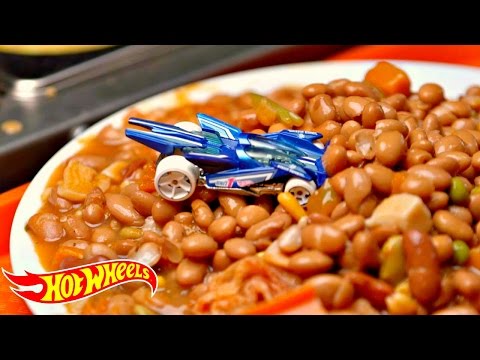 Видео: Супер трасса Hot Wheels: Машинки сбегают из школы | @HotWheelsRussia 3+