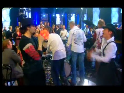 Видео: Светлана Сурганова танцует под песни Паперного (НТВ, 31.12.2004)