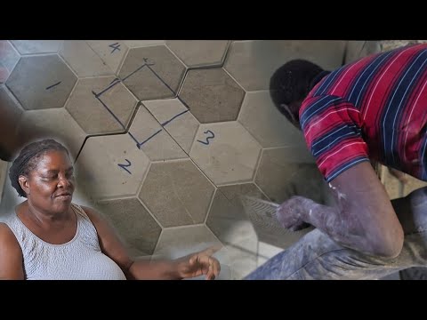 Видео: Краткое обновление | Джонни снова взялся за плиточные работы и укладывает плитку в душе.