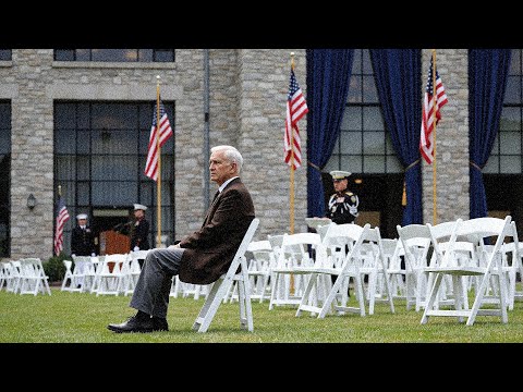 Видео: Его выгоняли из VIP-ложи — пока директор не упал перед ним на колени