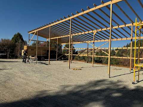 Видео: Полностью завершен каркас нашего огромного сарая для оборудования размером 70x24 \\ Mountain Mapl...