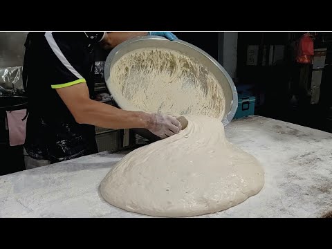 Видео: Палочки из китайского жареного теста,Изготовление жареных булочек-Тайваньская уличная еда