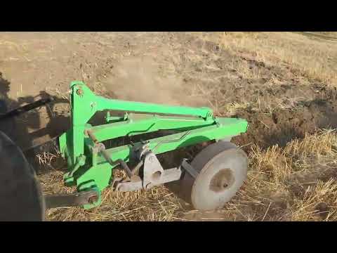 Видео: Мінітрактор ДТЗ з плугом 2-30 по пшениці...Земля як бетон
