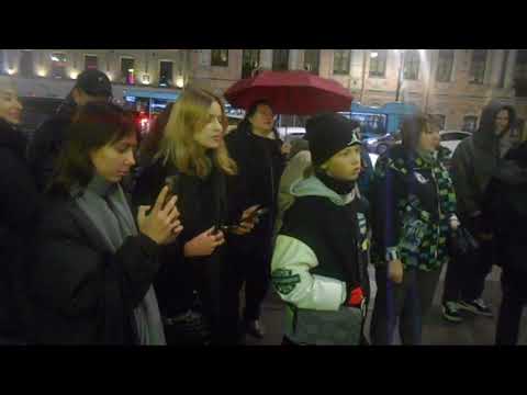 Видео: Уличные музыканты Питер гр. Шумные соседи Александр на Невском 31 октября - Ты не верь слезам