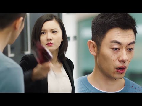 Видео: Муж выпил дорогое вино женщины-гендиректора, она выливает на него всю бутылку