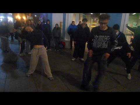 Видео: Уличный танцор Стас и компания на Невском 30 октября - Океанами стали