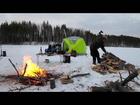 Видео: РЫБАКА НА КРАЮ КАРЕЛИИ. КРУПНЫЙ ОКУНЬ НА БЛЕСНУ. ПОСТАВИЛ ПАЛАТКУ КУБ С ПЕЧКОЙ ПРЯМ НА ЛЬДУ. жерлицы