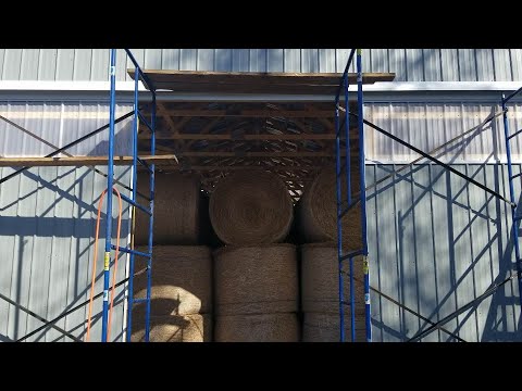 Видео: Как построить раздвижную дверь для амбара с рельсами Cannonball и системой тележек. Часть 1