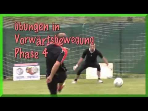 Видео: Упражнения для футбольных вратарей.  Работа ног перед ударом. Рекомендую.