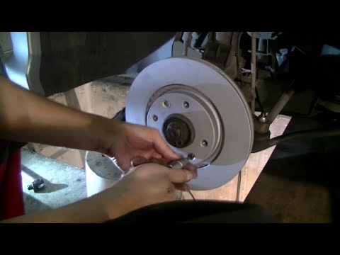 Видео: Замена передних тормозов на Peugeot 206 CC