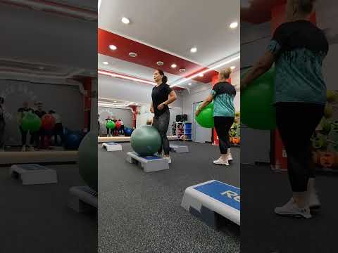 Видео: Полная тренировка total body на степах с фитболом. Акцент на ноги. 